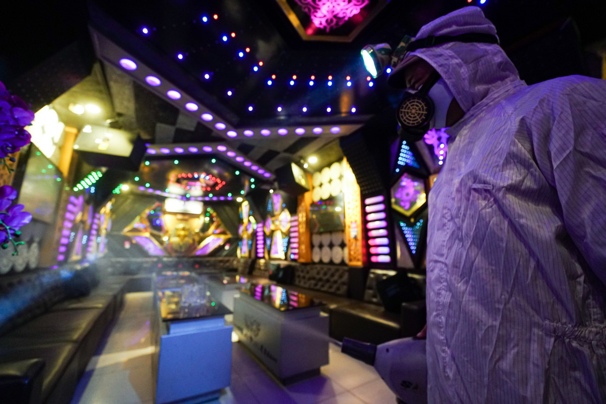 Trong khi đó, bà Thùy Dương - trưởng bộ phận kinh doanh của ICool - cho hay từ khi TP có quyết định mở lại karaoke, mỗi ngày từ 4-5h sáng đều có đơn vị phun khử khuẩn đến tất cả chi nhánh. "Dù chưa đón khách, nhân viên chúng tôi đã ra vào thường xuyên để chuẩn bị cho ngày mở cửa, nên việc phun khử khuẩn hàng ngày là ưu tiên cao nhất. Những chi phí để đảm bảo an toàn phòng chống dịch không hề nhỏ, nhưng chúng tôi không ngại chi", bà Dương nói.