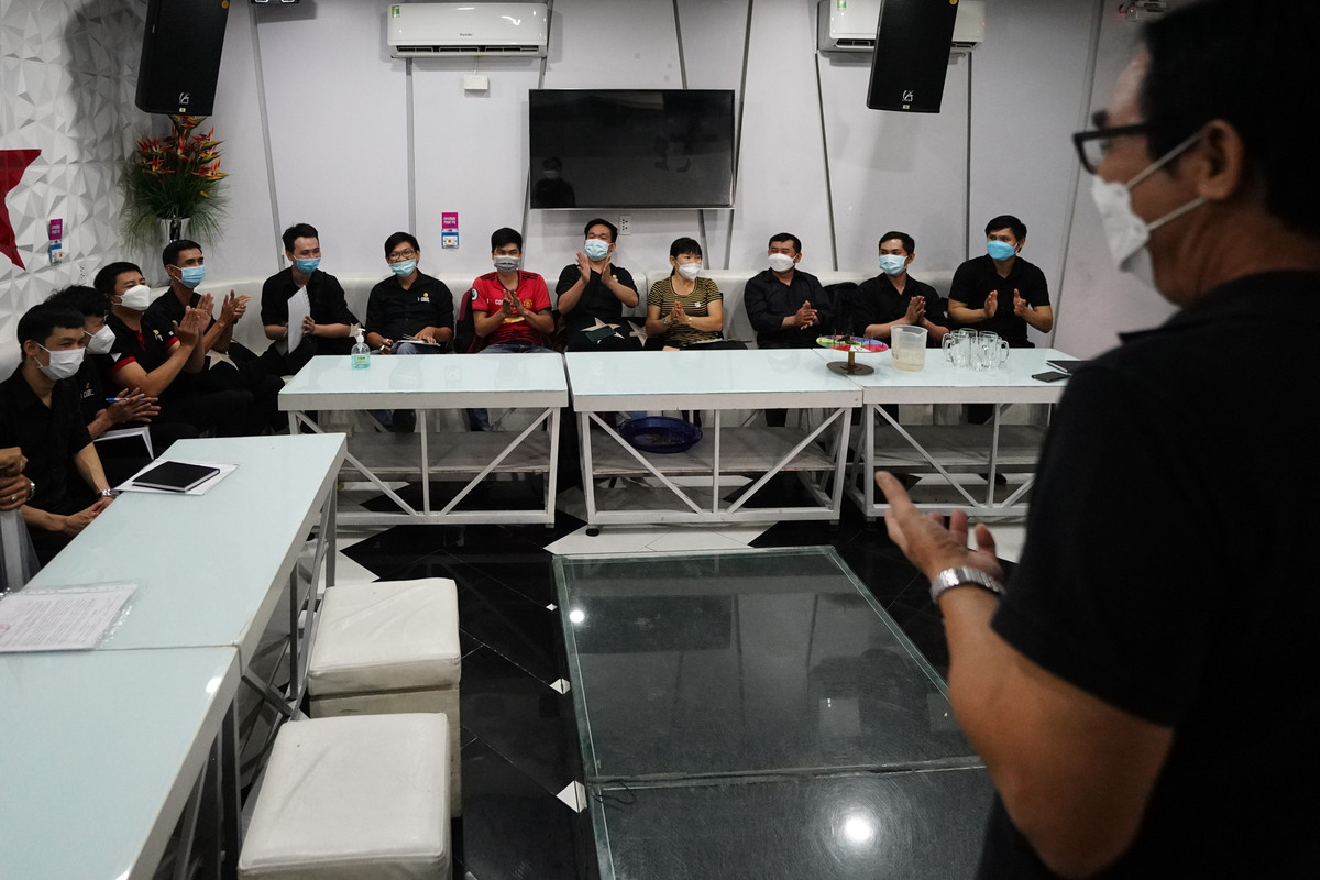 Mặc dù vậy, những cuộc họp bàn phương án mở lại vẫn diễn ra sôi nổi. Các doanh nghiệp đang lên kế hoạch ưu đãi, tặng quà cho khách hàng trong những ngày tái hoạt động đầu tiên.