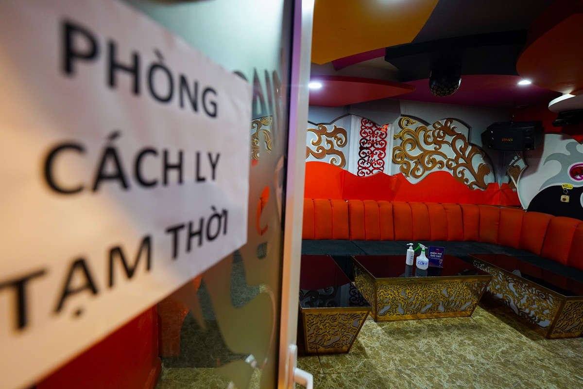 Để quán karaoke hoạt động trở lại một trong những tiêu chí khác biệt nhất mà các cơ sở karaoke phải đáp ứng là phòng cách ly tạm thời. Tại Nnice, mỗi cơ sở dành riêng một phòng hát gần lối ra nhất để khách hàng nghi nhiễm Covid-19 cách ly tạm thời, chờ y tế địa phương đến chăm sóc. Còn với ICool, doanh nghiệp bố trí phòng cách ly ở mỗi tầng để hạn chế ảnh hưởng đến các khách hàng khác.
