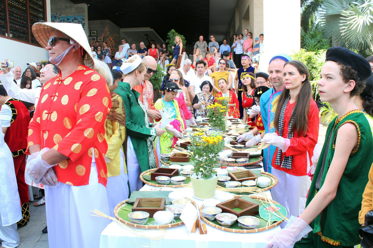 Nguoi nuoc ngoai vui Tet o TP.HCM