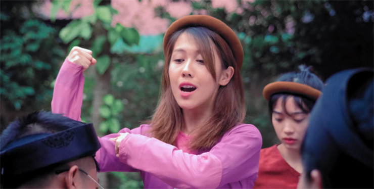 Mỗi clip của Hậu Hoàng đều đạt hàng triệu lượt view, từ đó giúp 9X này có được nguồn thu nhập "khủng" từ Youtube.