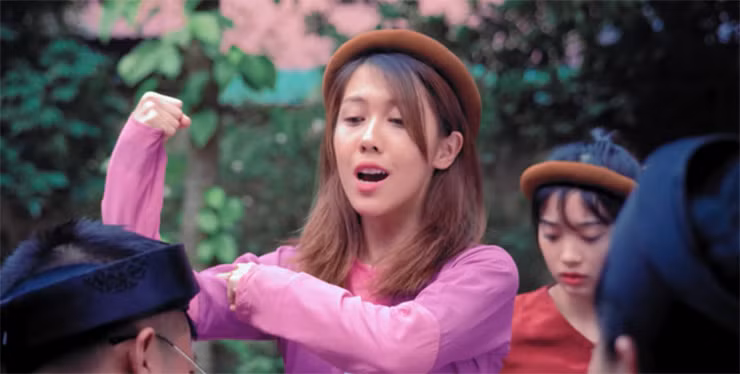 Mỗi clip của Hậu Hoàng đều đạt hàng triệu lượt view, từ đó giúp 9X này có được nguồn thu nhập "khủng" từ Youtube.