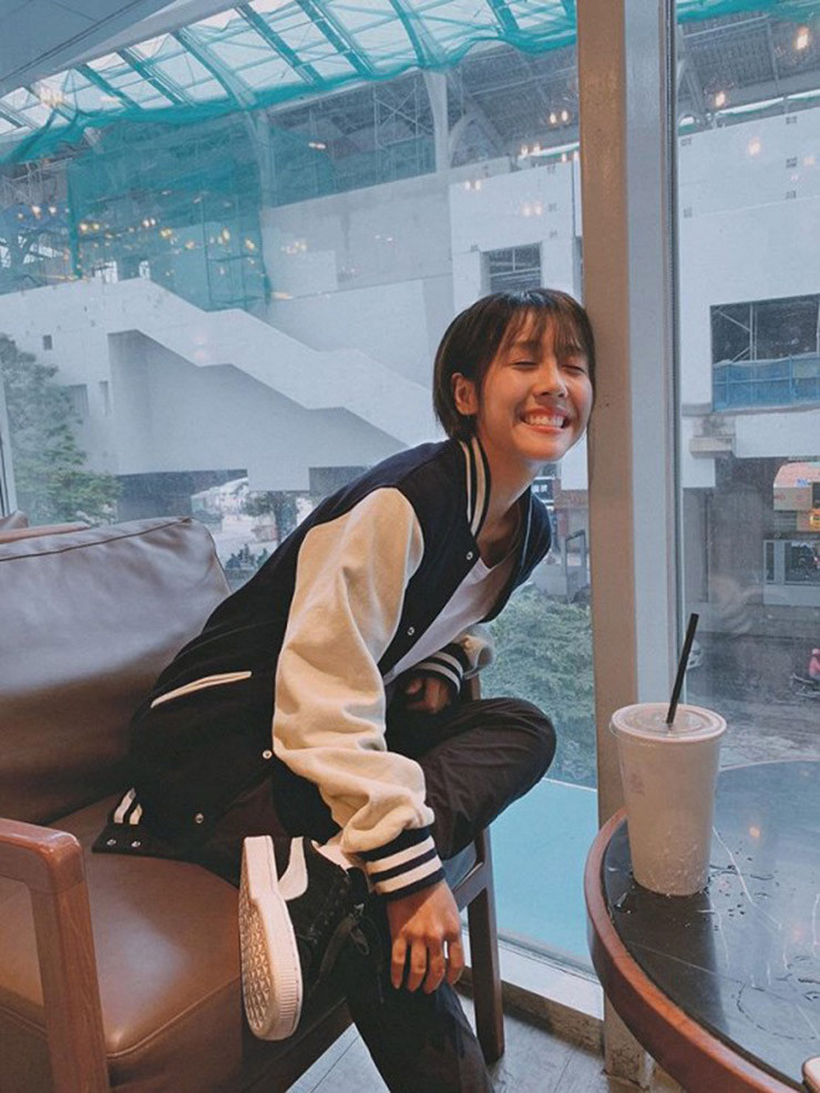 Theo số liệu từ SocialBlade năm 2020, mỗi tháng Hậu Hoàng có thể kiếm được từ 31.000 USD (tương đương 720 triệu đồng) cho tới 495,6 nghìn USD (hơn 10 tỷ đồng) nhờ số lượng người theo dõi lớn.