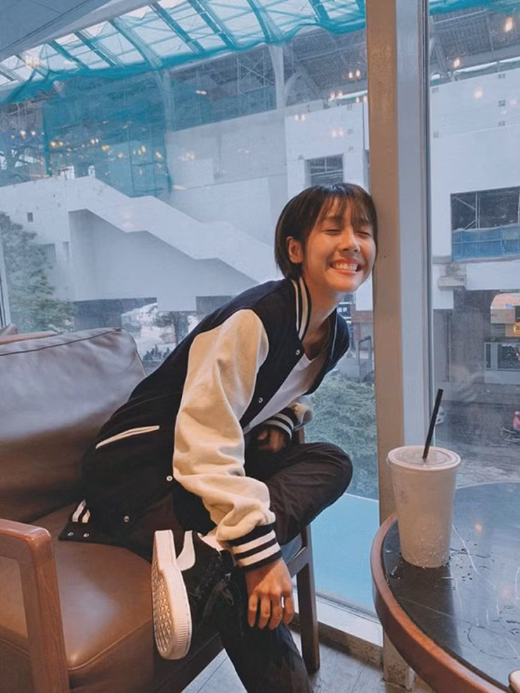 Theo số liệu từ SocialBlade năm 2020, mỗi tháng Hậu Hoàng có thể kiếm được từ 31.000 USD (tương đương 720 triệu đồng) cho tới 495,6 nghìn USD (hơn 10 tỷ đồng) nhờ số lượng người theo dõi lớn.