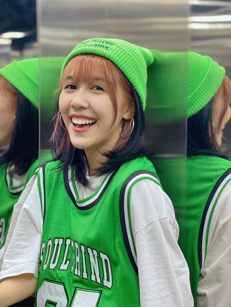 Hậu Hoàng có lẽ là một trong những YouTuber Việt Nam đình đám nhất ở thời điểm hiện tại. Cô nàng sinh năm 1995 sở hữu kênh YouTube 7,57 triệu lượt đăng ký và thánh nữ nhạc chế này cũng đã nắm trong tay hai nút YouTube bạc, vàng từ rất lâu.