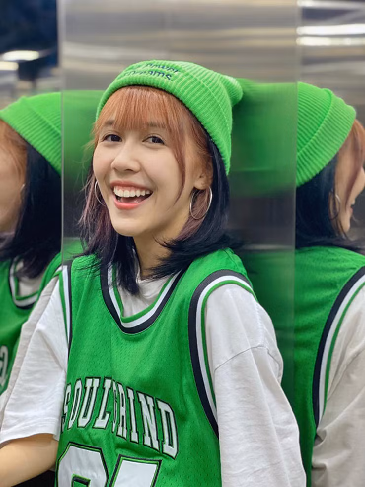 Hậu Hoàng có lẽ là một trong những YouTuber Việt Nam đình đám nhất ở thời điểm hiện tại. Cô nàng sinh năm 1995 sở hữu kênh YouTube 7,57 triệu lượt đăng ký và thánh nữ nhạc chế này cũng đã nắm trong tay hai nút YouTube bạc, vàng từ rất lâu.