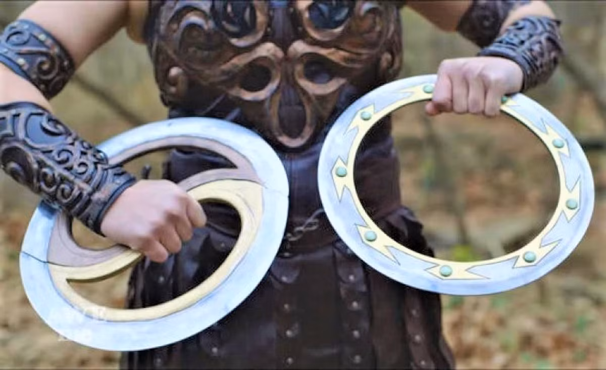 Các chiến binh Ấn Độ cổ đại đã sử dụng Vành thép Chakram (luân xa) từ thế kỷ thứ 5 trước Công nguyên trở đi. Những vũ khí hình tròn bằng thép này có cạnh ngoài được mài sắc và đường kính từ 12-30 cm. Với luân xa, người da đỏ có thể liệng trúng mục tiêu cách xa hơn 100m. Luân xa có thể cắt đứt cánh tay của đối thủ hoặc cắt cổ họ.