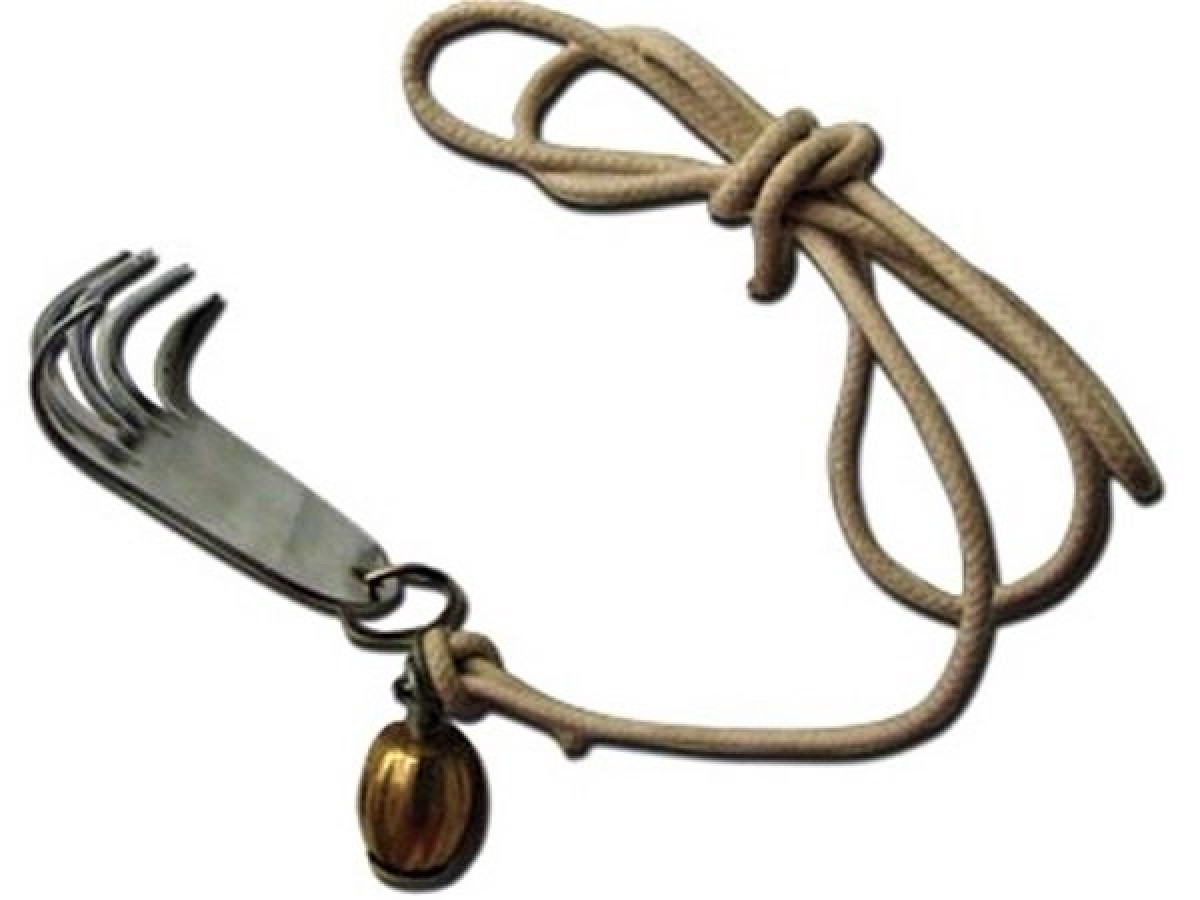 Zhua hay còn gọi là móng vuốt bay được người Trung Quốc cổ đại phát minh vào thế kỷ thứ 6 sau Công nguyên. Móng sắt được gắn vào một sợi dây hoặc dây xích, có tầm với 15m. Một số móng vuốt có một cơ cấu lò xo giúp móng vuốt bám và xé toạc da thịt của đối thủ.