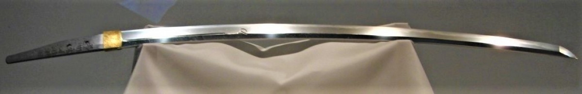 Katana là một thanh kiếm huyền thoại của Nhật Bản dài 60-80 cm, có thể đâm qua cơ thể người như một con dao làm bếp xuyên qua lớp bơ ấm. Katana là vũ khí cắt tốt nhất trong lịch sử quân sự thế giới. Những thanh kiếm katana đầu tiên được rèn vào thế kỷ 13.