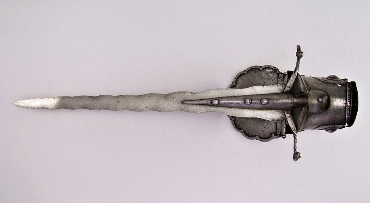 Kiếm Pata được sử dụng ở Ấn Độ vào thế kỷ 17 và 18. Lưỡi kiếm được gắn vào một chiếc găng tay bằng kim loại và dài từ 25-110 cm. Vũ khí cổ xưa Pata được sử dụng để cắt, đâm chứ không phải để chém, rất hiệu quả khi chống lại kỵ binh. Các chiến binh sử dụng pata chiến đấu cũng được trang bị khiên, rìu hoặc ngọn lao.