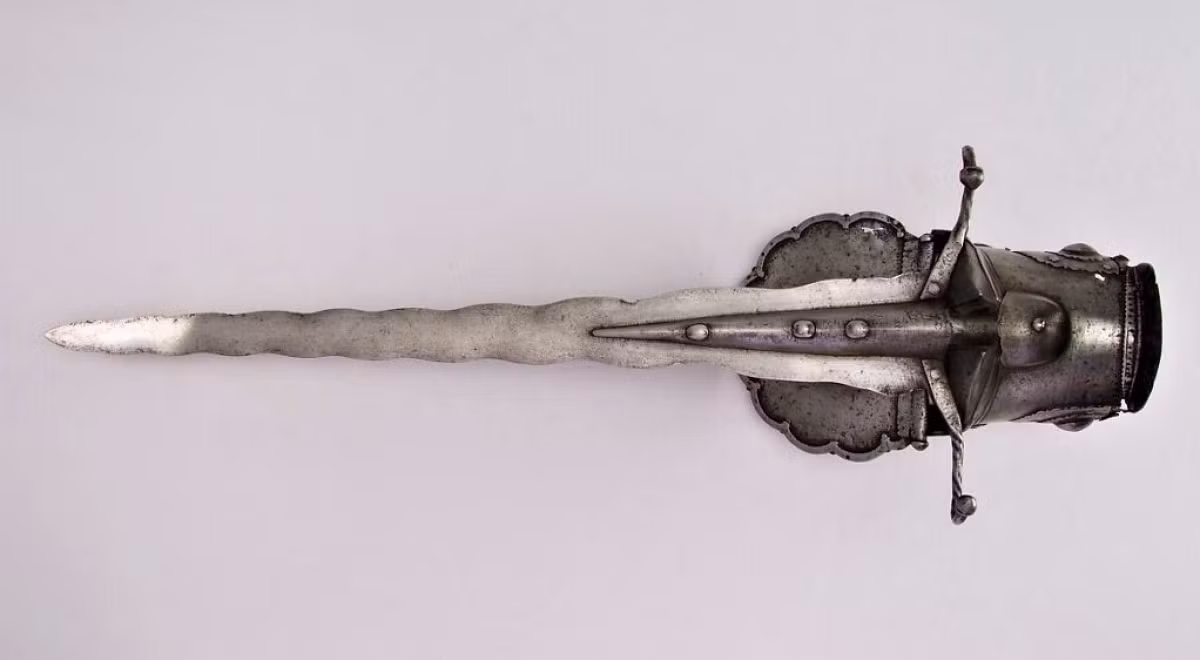 Kiếm Pata được sử dụng ở Ấn Độ vào thế kỷ 17 và 18. Lưỡi kiếm được gắn vào một chiếc găng tay bằng kim loại và dài từ 25-110 cm. Vũ khí cổ xưa Pata được sử dụng để cắt, đâm chứ không phải để chém, rất hiệu quả khi chống lại kỵ binh. Các chiến binh sử dụng pata chiến đấu cũng được trang bị khiên, rìu hoặc ngọn lao.