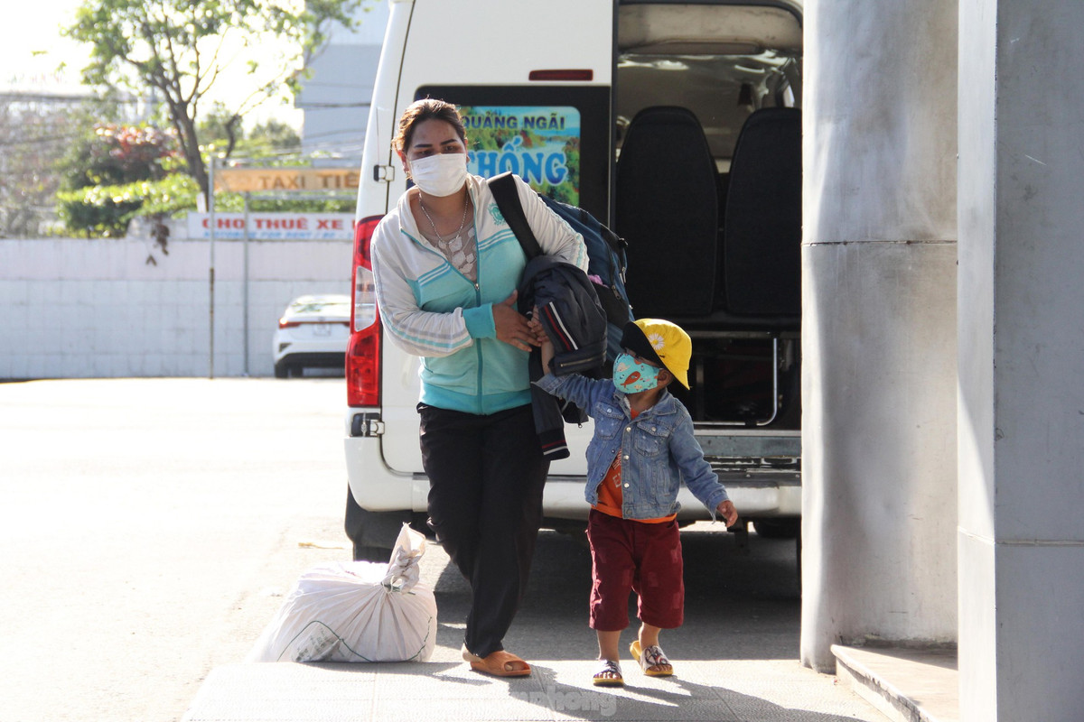 Can Tet, khach de mua ve tau, xe trong ghe ‘ngong’ khach-Hinh-10