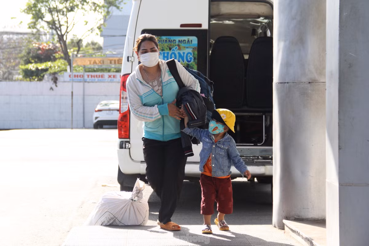 Can Tet, khach de mua ve tau, xe trong ghe ‘ngong’ khach-Hinh-10