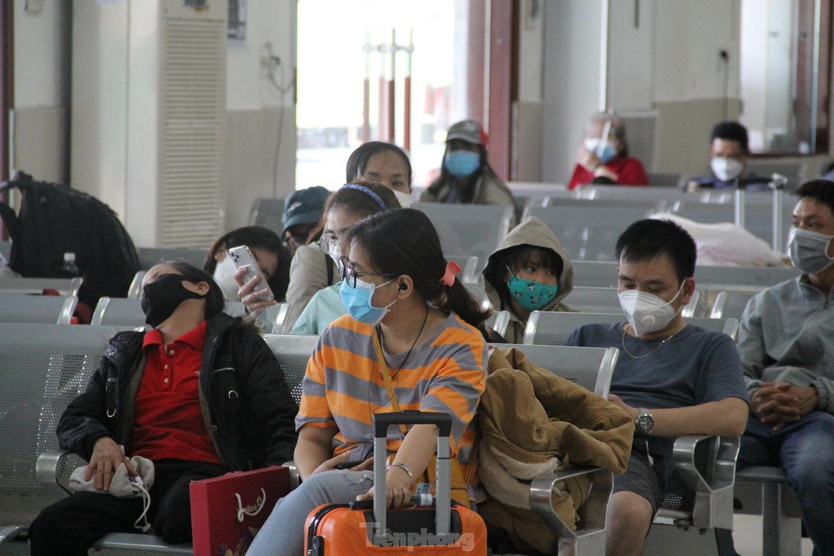 Can Tet, khach de mua ve tau, xe trong ghe ‘ngong’ khach-Hinh-3