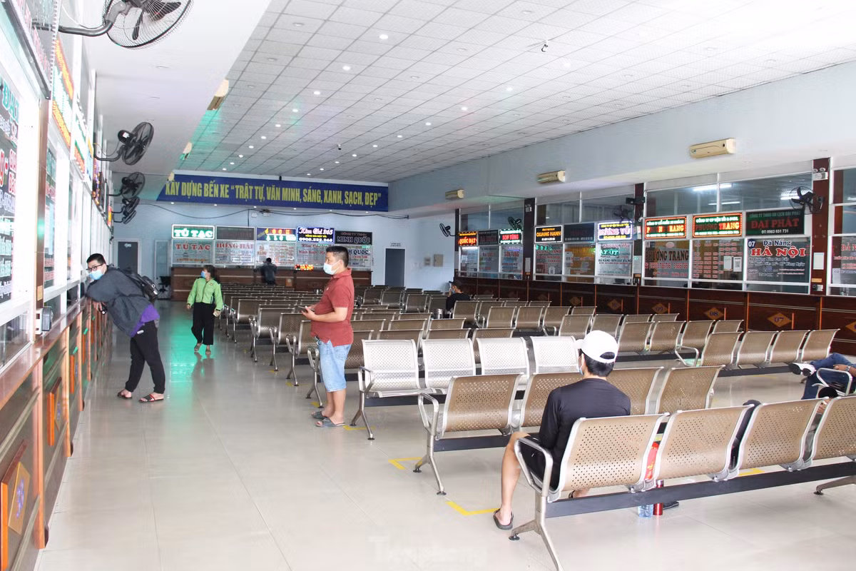 Can Tet, khach de mua ve tau, xe trong ghe ‘ngong’ khach-Hinh-7