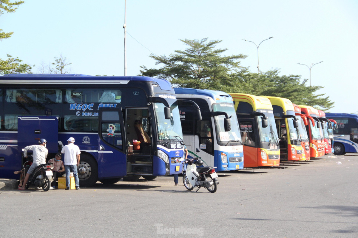 Can Tet, khach de mua ve tau, xe trong ghe ‘ngong’ khach-Hinh-6