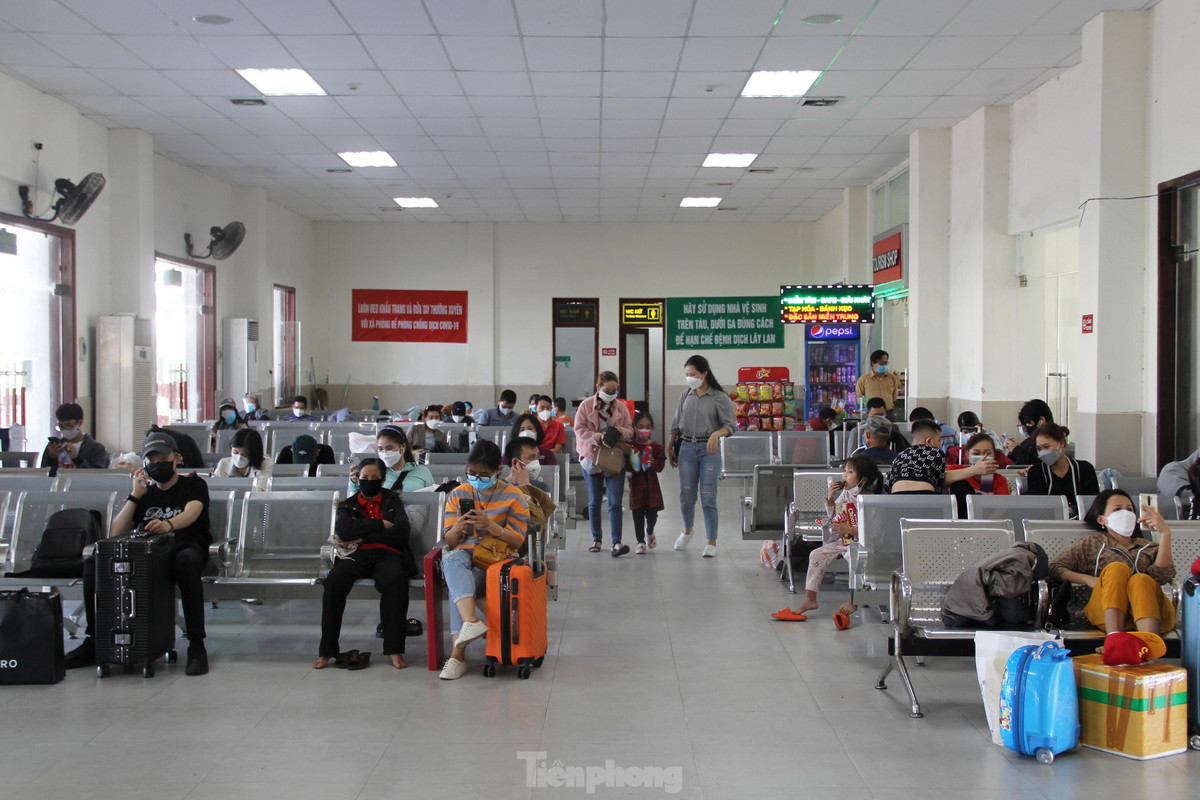 Can Tet, khach de mua ve tau, xe trong ghe ‘ngong’ khach-Hinh-2