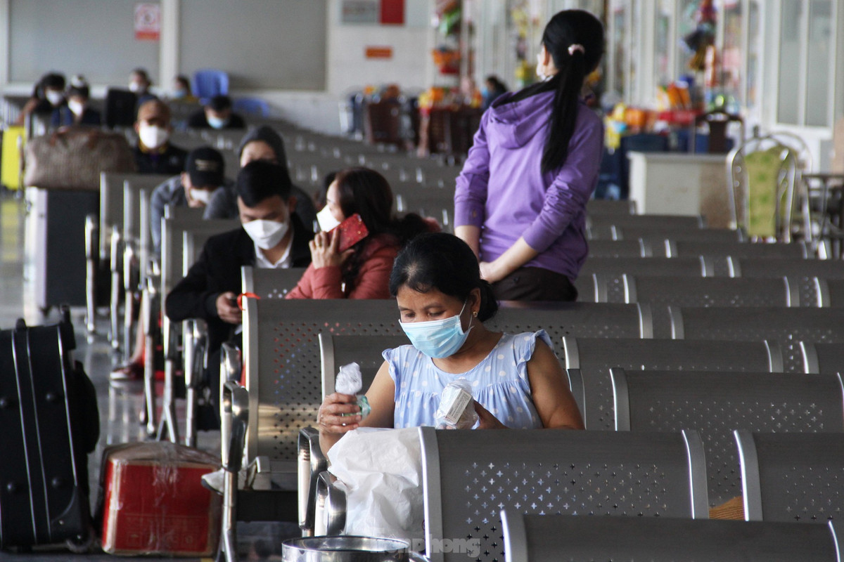 Can Tet, khach de mua ve tau, xe trong ghe ‘ngong’ khach-Hinh-9