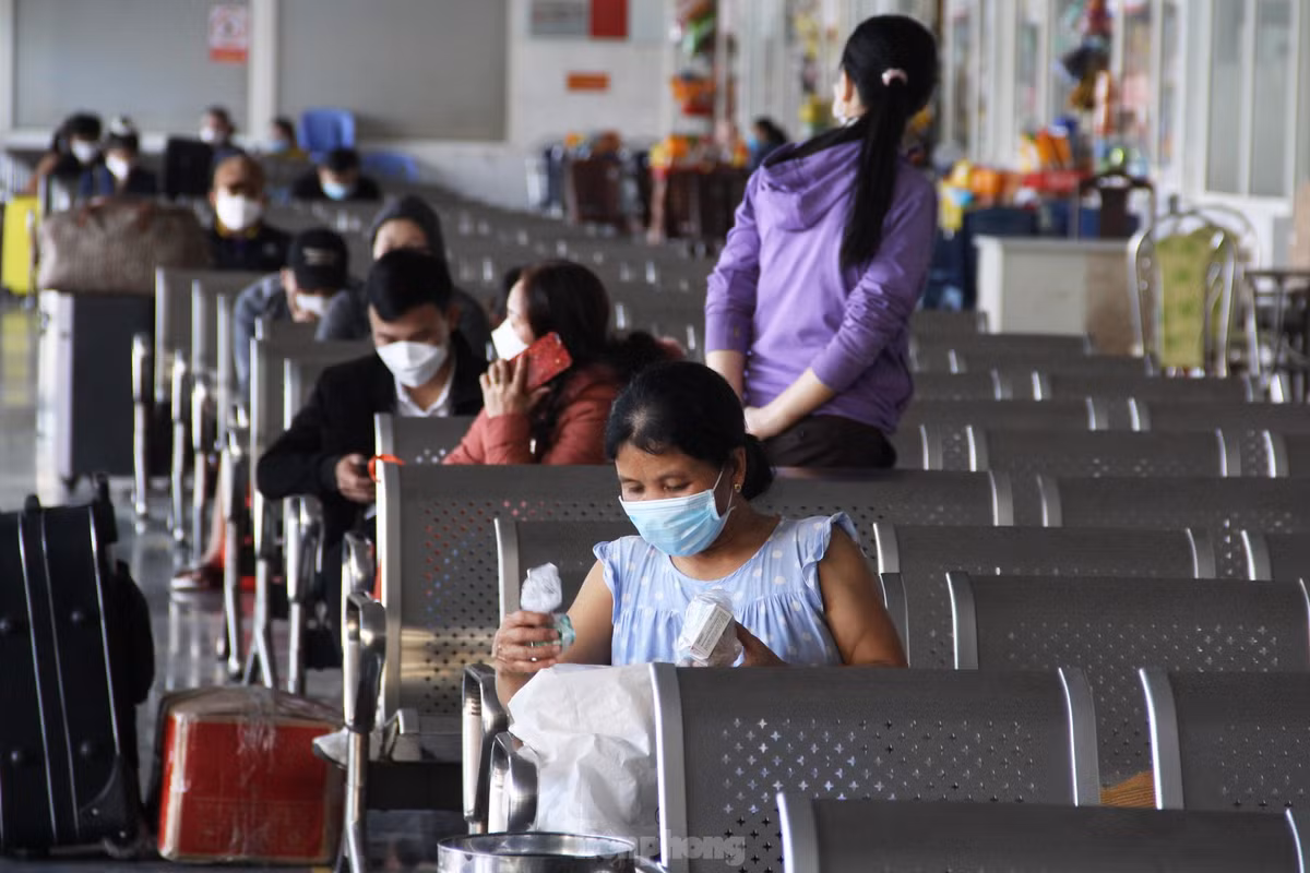 Can Tet, khach de mua ve tau, xe trong ghe ‘ngong’ khach-Hinh-9