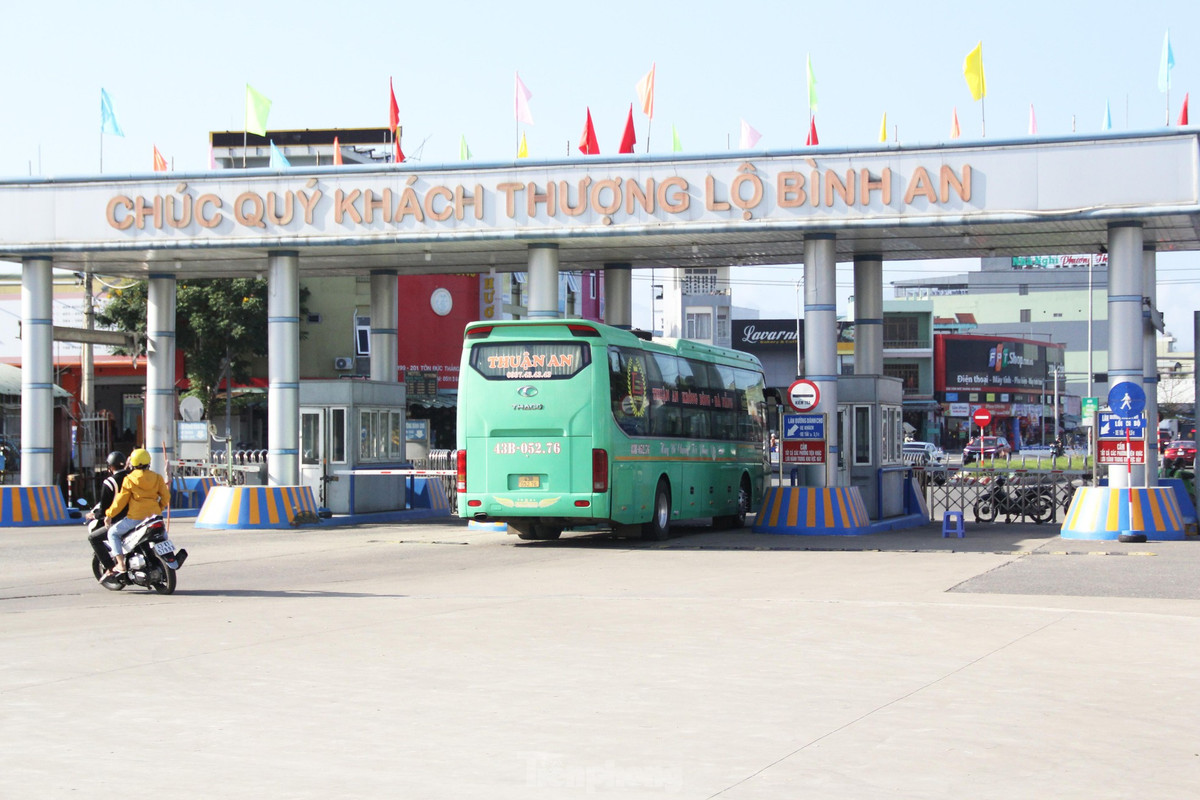 Can Tet, khach de mua ve tau, xe trong ghe ‘ngong’ khach-Hinh-11