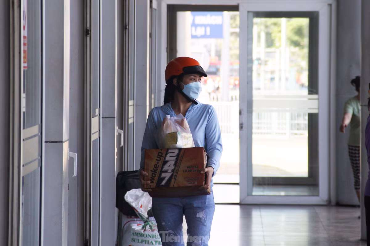 Can Tet, khach de mua ve tau, xe trong ghe ‘ngong’ khach-Hinh-8