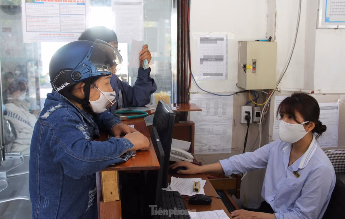 Can Tet, khach de mua ve tau, xe trong ghe ‘ngong’ khach-Hinh-4