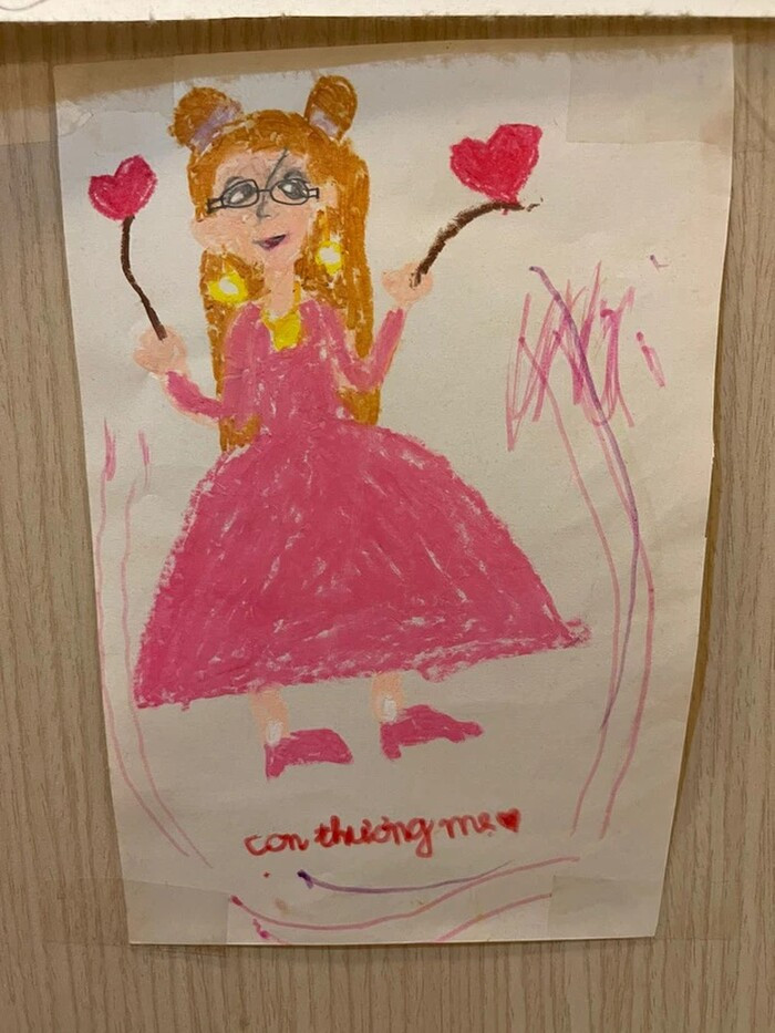 Nhung buc tranh ky vat cua be 8 tuoi gui me va dong chu nhoi long-Hinh-3