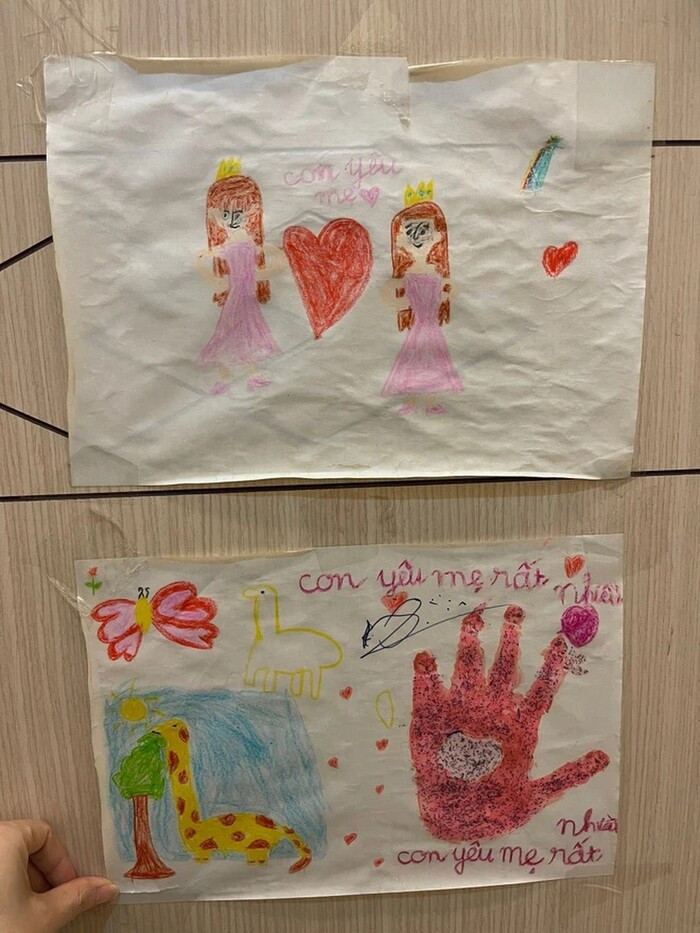 Nhung buc tranh ky vat cua be 8 tuoi gui me va dong chu nhoi long