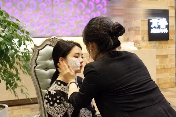 Cô được bôi một lớp kem thuốc tê trong 30 phút để kem ngấm.