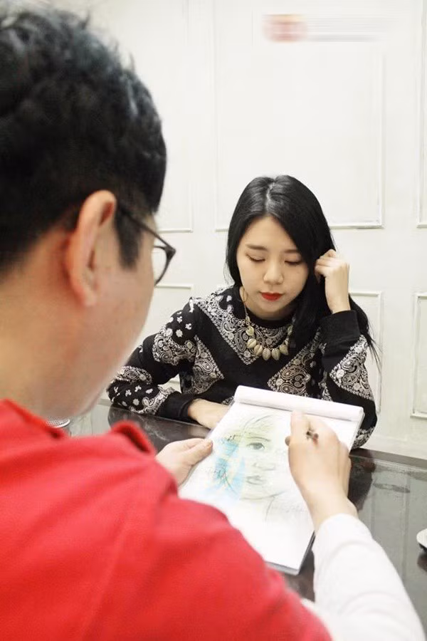 Bác sĩ sẽ xem tổng thể khuôn mặt và vẽ phác thảo trên giấy về những bộ phận cần làm. Tuy cằm chưa được thon dài và mũi không gọn và cao được như các bạn Hàn Quốc nhưng các đường nét trên khuôn mặt cô cũng đã khá cân đối.