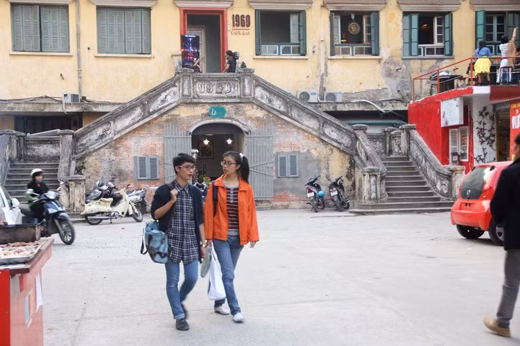 Các bạn trẻ bàn tán xôn xao về vụ cháy cũng như việc Zone 9 phải đóng cửa. Không ít bạn trẻ tỏ ra tiếc nuối khi Zone 9, một nơi vui chơi mang đậm màu sắc nghệ thuật hiếm có lại phải dừng hoạt động. Số khác lại cho rằng việc đóng cửa là hợp lý bởi Zone 9 cũng đã từng có nhiêu tiếng xấu do cơ sở hạ tầng xây dựng không đảm bảo an toàn.