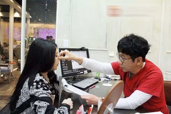 Bác sĩ đã chỉ ra là khuôn mặt Hạt Mít khá “béo” so với cơ thể. Nếu tiêm thuốc thì khuôn mặt sẽ nhỏ lại dần, cằm lộ ra rõ hơn, khuôn mặt vì thế cũng thanh thoát hơn. Cô gái Hà Nội rất vui vẻ và đồng ý với lời tư vấn này.