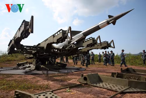 Tên lửa được gắn lên bệ phóng, sẵn sàng tiêu diệt mục tiêu.