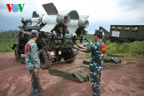 Cán bộ, chiến sĩ tiểu đoàn 181 điều khiển xe chở tên lửa vào khu vực bệ phóng. Đến nay, lực lượng kỹ thuật của Quân chủng Phòng không – Không quân (PKKQ) đã huấn luyện chuyển giao công nghệ tự thực hiện cải tiến tổ hợp tên lửa phòng không S-125-2TM đến mức tự giám định kỹ thuật, xác định khuyết tật và sửa chữa, khôi phục, tăng hạn sử dụng đạn tên lửa phòng không.