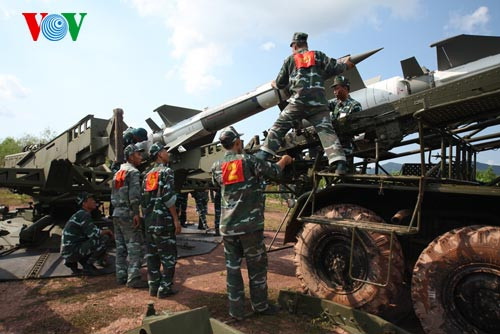 Các chiến sĩ được tổ chức huấn luyện nghiêm ngặt, chặt chẽ, đảm bảo đúng quy trình bắn đạn thật.