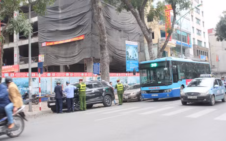 O to lan chiem via he, long duong HN bi cau ve bai