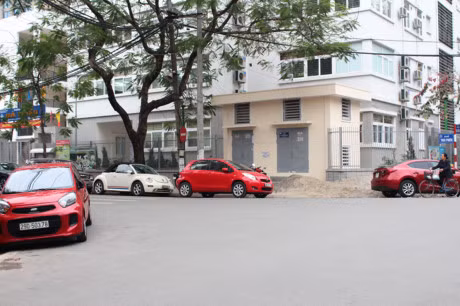 Xe đỗ vi phạm tại ngã tư Thái Phiên - Mắc Hắc Đế.