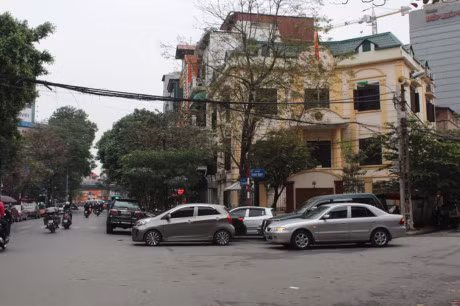 Quan sát của phóng viên, nhiều tuyến vỉa hè, lòng đường ô tô vẫn thản nhiên vi phạm dừng đỗ. Ô tô dàn hàng 3 đỗ trước Viện Kiểm sát nhân dân quận Hai Bà Trưng.