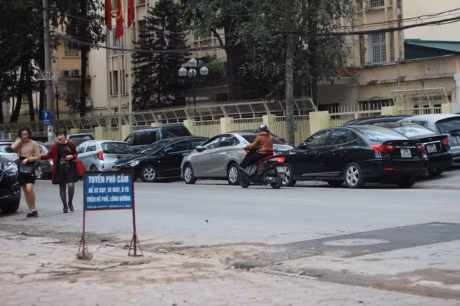 Đoạn phố Lê Đại Hành, quận Hai Bà Trưng từ trụ sở của Sở Xây dựng cho đến sát tòa nhà Gelex bên cạnh lòng đường, vỉa hè ô tô đỗ, đẩy người đi bộ phải đi lại dưới lòng đường.