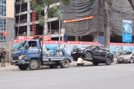 Ô tô vi phạm bị cẩu về bãi do không có mặt tài xế. Nếu có tài xế lực lượng chức năng chủ yếu nhắc nhở tài xế di chuyển.