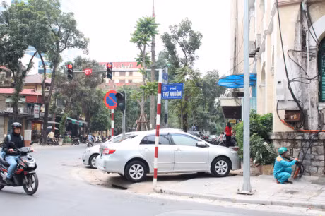 Vỉa hè trước Sở Giáo dục - Đào tạo Hà Nội.