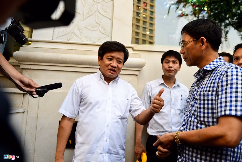 Khi đại diện khách sạn ra giải thích, xin cho thời gian tự tháo dỡ, ông Hải không đồng ý vì cho rằng quận đã ra quân hơn 2 tháng, nhưng phía khách sạn vẫn cố tình không hợp tác.“Anh có giấy tờ gì đem xuống liền, khách sạn 3 sao hay 5 sao gì tôi cũng đập. Xử lý xong phần anh, tôi còn qua xử lý khách sạn New World”, ông Hải nói.