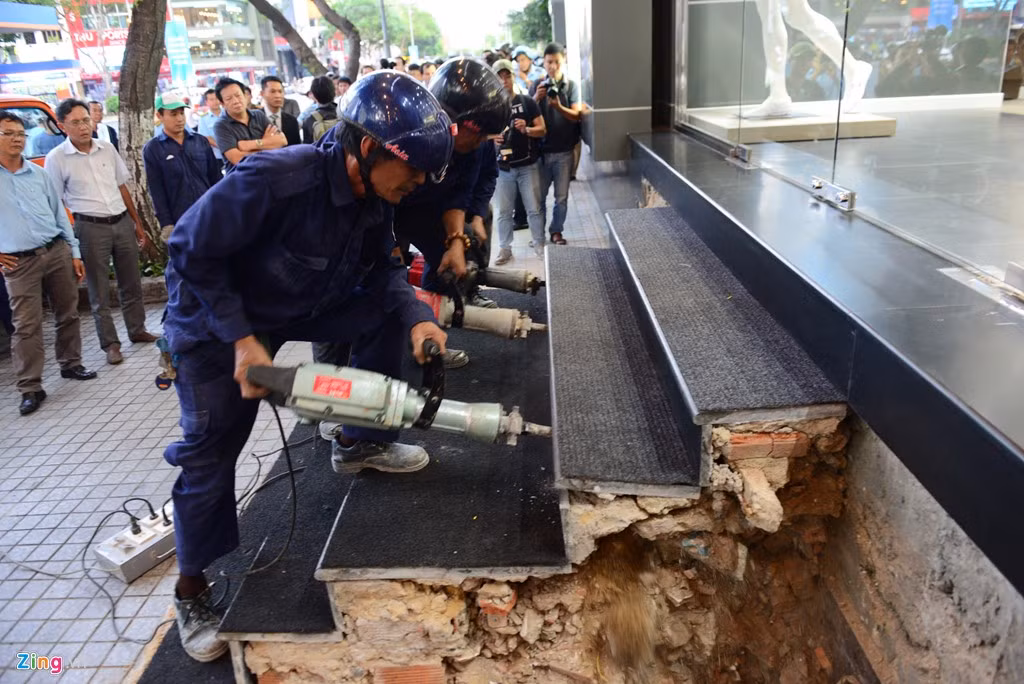 “Người dân là số một, doanh nghiệp chỉ đứng sau”, ông Hải khẳng định với đại diện khách sạn New World. Sau chỉ đạo của vị Phó chủ tịch quận 1, hàng loạt bậc tam cấp của khách sạn New World đã bị đập bỏ.