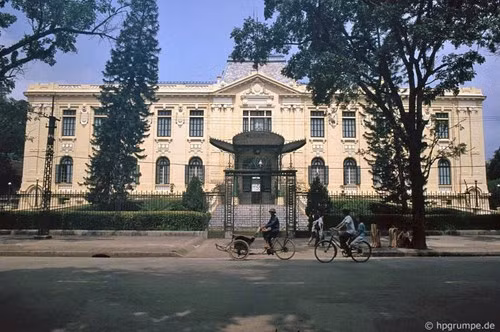 Người bán chiếu rong trên vỉa hè trước Nhà khách Chính phủ ở đường Lý Thái Tổ. Ảnh: Hpgrumpe.de