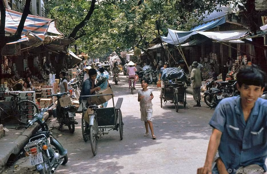 Vỉa hè phố Hàng Buồm chất đống đủ loại hàng tiêu dùng. Ảnh: Hpgrumpe.de.