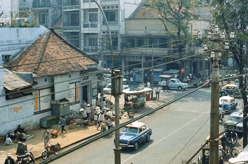 Chợ cóc trên vỉa hè đường Trương Công Định (nay là đường Trương Định), 1970. Ảnh: Jeff Dahlstrom