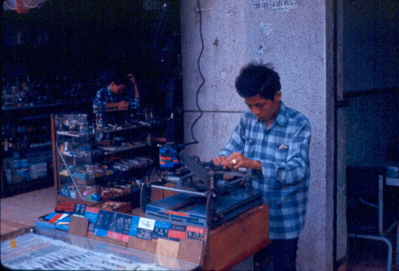 Người thợ khắc hành nghề trên vỉa hè, 1967. Ảnh: Eaindy