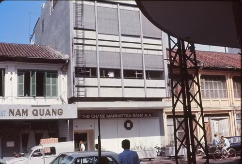 Đoạn vỉa hè trước chi nhánh ngân hàng Chase Manhattan với những ụ bảo vệ kiên cố, 1967. Ảnh: Eaindy