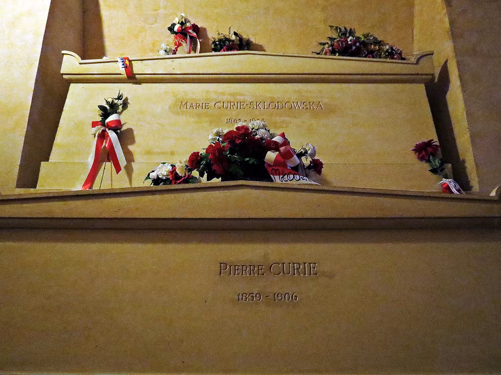  Người phụ nữ duy nhất được an táng tại điện Panthéon. Năm 1995, tro xương của Marie Curie được đưa vào điện Panthéon ở Paris, nơi chôn cất và tôn vinh những nhân vật lịch sử và những người đã làm rạng danh cho nước Pháp. Bà là người người phụ nữ đầu tiên được an nghỉ tại đây vì cống hiến vĩ đại của mình. Ảnh: Mộ phần bà Marie Curie ở điện Panthéon - Flickr
