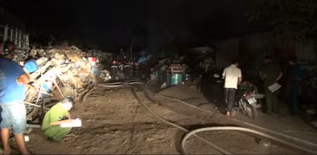 Sau gần một giờ, ngọn lửa mới được lực lượng chức năng khống chế. Tuy nhiên, lực lượng chức năng vẫn tiến hành cho xe cuốc bốc, xới các đống phế liệu lên rồi phun nước liên tục làm mát để tránh cháy trở lại. May mắn vụ cháy không có thương vong về người.